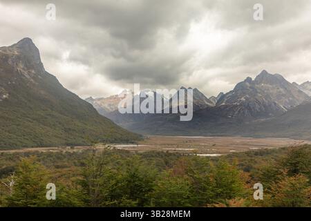 Die Fuegischen Anden sind von der Nationalstraße 3 (Ruta Nacional 3) nördlich von Ushuaia, Argentinien, zu sehen. Stockfoto