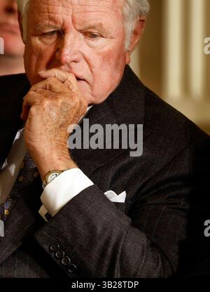 WASHINGTON - 5. MÄRZ: (FOTO) Senator Ted Kennedy (D-MA) hört aufmerksam zu während der Abschlusssitzung des Forums des Weißen Hauses zur Gesundheitsreform im East Room des Weißen Hauses 5. März 2009 in Washington, DC. Es wurde berichtet, dass Senator Edward Kennedy am 26. August 2009 im Alter von 77 Jahren gestorben ist. (Bild: © St. Petersburg Times/ZUMA Press) Stockfoto