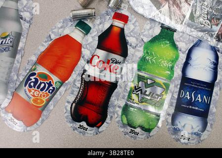 KERI WIGINTON | Times. PT 311064 WIGI Coke 2 (26/2009 Land O' Lakes) die Land O' Lakes High School verkauft jetzt nur noch Coca-Cola-Produkte in ihren Verkaufsautomaten. Alle Schulen in Pasco County wechseln von Pepsi zu Coca-Cola, nachdem sie einen neuen Exklusivvertrag unterzeichnet haben. Die Maschinen sind mit Diät-Limonade, Powerade und Vitaminwasser gefüllt. (Bild: © St. Petersburg Times/ZUMA Press) Stockfoto