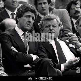 Juli 1984; Boston, MA, USA; JOHN KERRY (L) und TED KENNEDY. Stockfoto