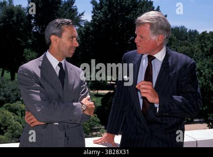 1. Mai 2009: Washington, District of Columbia, USA – Richter am Obersten Gerichtshof DAVID SOUTER plant, am Ende der laufenden Amtszeit in den Ruhestand zu treten. Präsident Obama besuchte den Besprechungsraum des Weißen Hauses überraschend und gab die Ankündigung ab. Richter Souter, 69 aus New Hampshire, ist seit 1990 Mitglied des Obersten Gerichtshofs der USA. IM BILD: 24. Juli 1990 – Washington, District of Columbia, USA – Kandidat des Obersten Gerichtshofs DAVID SOUTER mit Senator TED KENNEDY. (Kreditbild: © Pamela Price/ZUMA Press) Stockfoto