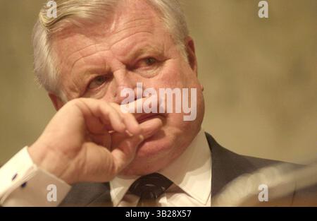 Januar 2001; Washington, DC, USA; Senator TED KENNEDY (D-MA) hört die Aussage am ersten Tag der Bestätigungsverhandlungen des Generalstaatsanwalts John Ashcroft vor dem Justizausschuss des Senats. Stockfoto