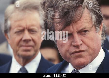 August 1980; Boston, MA, USA; Senator TED KENNEDY begrüßt den demokratischen Präsidentschaftskandidaten JIMMY CARTER (L) am Flughafen. Stockfoto