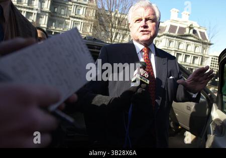 Senator Ted Kennedy, D-MA, spricht mit Reportern über Bildung, nachdem er das Weiße Haus zu einem Treffen mit Präsident George W. Bush verlassen hat. (Kreditbild: Washington Times/ZUMA Press) Stockfoto