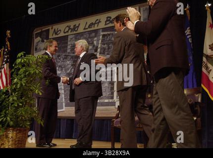 Während einer Bildungsveranstaltung in der Constitution Hall dankt Präsident George W. Bush Senator Edward M. Kennedy (D-Mass), während Rep. John A. Boehner (R-Ohio) und Rep. George Miller (D-Calif), rechts, schauen. Mittwoch, 9. Januar 2002. ( Daniel Rosenbaum / The Washington Times (Kreditbild: Washington Times/ZUMA Press) Stockfoto