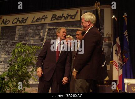 Während einer Bildungsveranstaltung in der Constitution Hall macht Präsident George W. Bush Witze mit Senator Edward M. Kennedy (D-Mass), während Rep. John A. Boehner (R-Ohio) und Rep. George Miller (D-Calif) rechts stehen. Mittwoch, 9. Januar 2002. ( Daniel Rosenbaum / The Washington Times (Kreditbild: Washington Times/ZUMA Press) Stockfoto