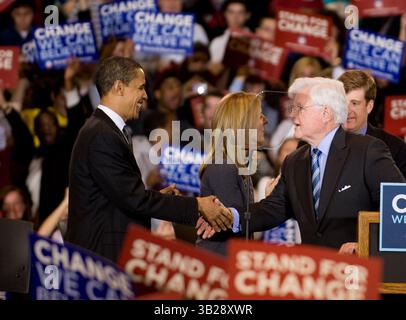 Senator Ted Kennedy (D-Mass.), rechts, schüttelt dem Präsidentschaftskandidaten Senator Barack Obama die Hand (D-Il.) Nachdem er ihn während einer Veranstaltung an der American University in Washington, D.C. am 28. Januar 2008 zusammen mit Caroline Kennedy und Patrick Kennedy (D-R.I.) unterstützt hatte. (Michael Connor / The Washington Times) (Credit Image: Washington Times/ZUMA Press) Stockfoto