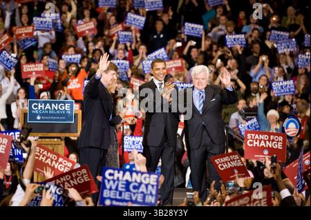 Senator Ted Kennedy (D-Mass.), rechts, unterstützt Präsidentschaftskandidat Senator Barack Obama (D-Il.), Zweiter nach rechts, während einer Veranstaltung an der American University in Washington, D.C. am 28. Januar 2008, zusammen mit Caroline Kennedy, Zweiter nach links, und Rep. Patrick Kennedy (D-R.I.), links. (Michael Connor / The Washington Times) (Bild: Washington Times/ZUMA Press) Stockfoto