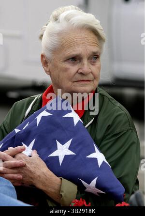 Felix Adamo / Der Kalifornier. Fran Ramirez hält die Flagge ihres Pflegesohnes, des Veteranen Dan Stiles, während sie sich auf den marsch mit Einheit 26 der American Legion Auxillary vorbereitet. Stiles ist letztes Jahr verstorben (Foto: © The Bakersfield Californian/ZUMApress.com) Stockfoto