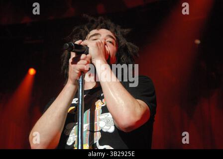 25. August 2009: New York, New York, USA - Sänger ADAM DURITZ mit Band COUNTING CROW live im Hammerstein Ballroom in New York City. (Bild: © Jeffrey Geller/ZUMA Press) Stockfoto