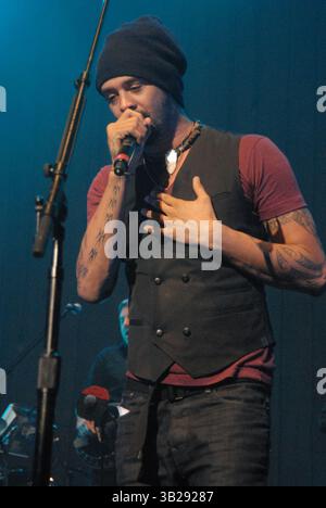 25. August 2009 – New York, New York, USA – Sänger MICHAEL FRANTI und Band COUNTING CROW treten live im Hammerstein Ballroom in New York City auf. (Bild: © Jeffrey Geller/ZUMA Press) Stockfoto