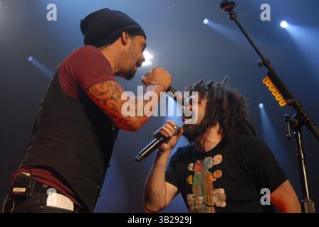 25. August 2009 - New York, New York, USA - Sänger ADAM DURITZ mit Band COUNTING CROW und MICHAEL FRANTI live im Hammerstein Ballroom in New York City. (Bild: © Jeffrey Geller/ZUMA Press) Stockfoto