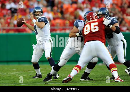 29. August 2009: Quarterback Matt Hasselbeck #8 der Seattle Seahawks trifft im ersten Quartal eines Vorsaisonspiels im Arrowhead Stadium in Kansas City, Missouri, gegen die Kansas City Chiefs. (Bild: © Peter Aiken/Cal Sport Media/ZUMA Press/ZUMA Press) Stockfoto