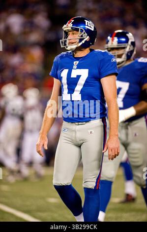 29. August 2009: Der Riesen-Kicker Jeff Feagles (17) stürzt sich im Giants Stadium in East Rutherford, New Jersey, nach dem Touchdown, während eines Vorsaisonspiels zwischen den New York Jets und den New York Giants. Jets besiegte die Giants 27-25. (Foto: © Duncan Williams/Cal Sport Media/ZUMA Press) Stockfoto