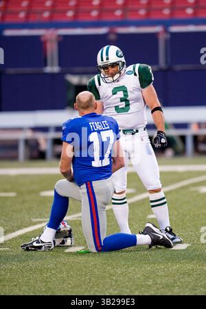 29. August 2009: Jets' Kicker Jay Feely (3) spricht mit Giants Kicker Jeff Feagles (17) während eines Vorsaisonspiels zwischen den New York Jets und New York Giants im Giants Stadium in East Rutherford, New Jersey. Jets besiegte die Giants 27-25. (Foto: © Duncan Williams/Cal Sport Media/ZUMA Press) Stockfoto