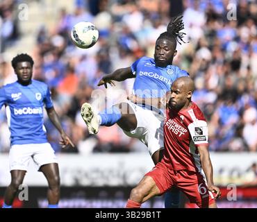 Genks Tolu Toluwalase Arokodare und Denis Odoi aus Antwerpen kämpfen um den Ball während eines Fußballspiels zwischen KRC Genk und Royal Antwerp FC am Sonntag, den 27. April 2025, in Genk, am 6. Tag (von 10) der Play-offs der Champions der ersten Liga der „Jupiler Pro League“ 2024-2025 in der belgischen Meisterschaft. BELGA FOTO JOHAN EYCKENS Stockfoto