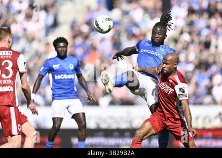 Genks Tolu Toluwalase Arokodare und Denis Odoi aus Antwerpen kämpfen um den Ball während eines Fußballspiels zwischen KRC Genk und Royal Antwerp FC am Sonntag, den 27. April 2025, in Genk, am 6. Tag (von 10) der Play-offs der Champions der ersten Liga der „Jupiler Pro League“ 2024-2025 in der belgischen Meisterschaft. BELGA FOTO JOHAN EYCKENS Stockfoto