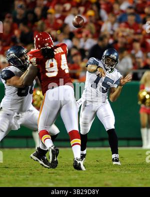 29. August 2009: Quarterback Seneca Wallace #15 der Seattle Seahawks wirft den Ball im dritten Quartal eines Vorsaisonspiels im Arrowhead Stadium in Kansas City, Missouri, gegen die Kansas City Chiefs. (Bild: © Peter Aiken/Cal Sport Media/ZUMA Press/ZUMA Press) Stockfoto