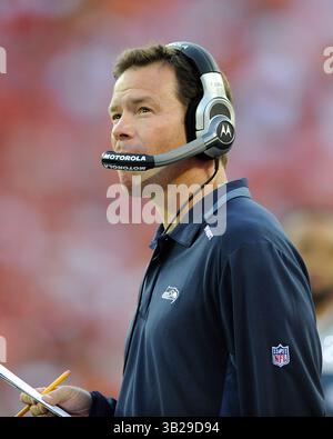 29. August 2009: Cheftrainer Jim Mora von den Seattle Seahawks trifft auf die Punktliste gegen die Kansas City Chiefs während eines Vorsaisonspiels im Arrowhead Stadium in Kansas City, Missouri. (Bild: © Peter Aiken/Cal Sport Media/ZUMA Press/ZUMA Press) Stockfoto