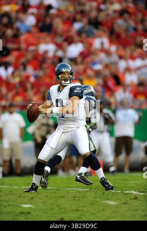 29. August 2009: Quarterback Matt Hasselbeck #8 der Seattle Seahawks fällt im ersten Quartal eines Vorsaisonspiels im Arrowhead Stadium in Kansas City, Missouri, zurück und tritt gegen die Kansas City Chiefs. (Bild: © Peter Aiken/Cal Sport Media/ZUMA Press/ZUMA Press) Stockfoto
