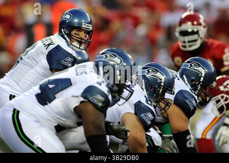 29. August 2009: Quarterback Matt Hasselbeck #8 der Seattle Seahawks spielt im ersten Quartal eines Vorsaisonspiels im Arrowhead Stadium in Kansas City, Missouri, gegen die Kansas City Chiefs. (Bild: © Peter Aiken/Cal Sport Media/ZUMA Press/ZUMA Press) Stockfoto