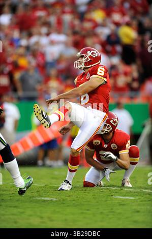 29. August 2009: Kicker Ryan Succop #6 der Kansas City Chiefs schlägt im ersten Viertel eines Vorsaisonspiels im Arrowhead Stadium in Kansas City, Missouri, einen Extrapunkt gegen die Seattle Seahawks. (Bild: © Peter Aiken/Cal Sport Media/ZUMA Press/ZUMA Press) Stockfoto