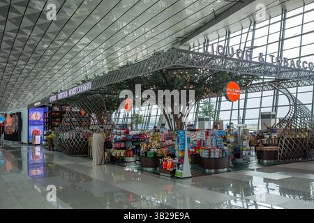 Jakarta, Indonesien - 23. April 2025: Spirituosen- und Tabakladen im Gewerbebereich des Soekarno-Hatta International Airport, Jakarta, Indonesien. Stockfoto