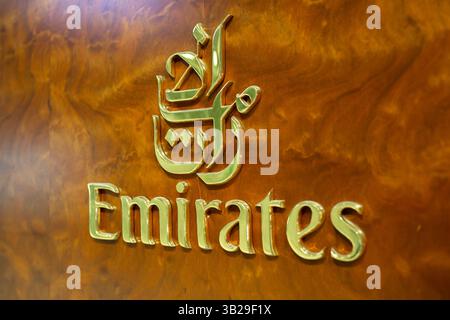 Dubai, Vereinigte Arabische Emirate - 24. April 2025: Logo der Emirates Airlines am Dubai International Airport. Stockfoto