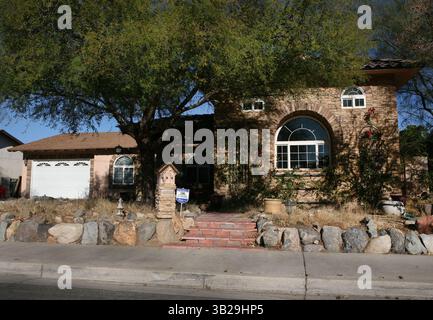 16. Dezember 2009 - Las Vegas, Nevada, USA - die Kaution für eine 37-jährige britische Motivationsrednerin wurde auf 2,26 Millionen US-Dollar festgesetzt, die angeklagt wurde, eine Frau aus Las Vegas geklopft und ihren abgetrennten Körper in einen Mülleimer gestopft zu haben. Michael Lane wird wegen Mordes und Raubüberfalls angeklagt, als der 44-jährige Ginger Candela starb. Die Polizei sagt, Candela wurde mit einer Pfanne getroffen und mit einem Stromkabel erwürgt, bevor ihr Körper in zwei Hälften geschnitten wurde, mit Bleiche übergossen und in einem Mülleimer in ihrer Garage zurückgelassen wurde, wo sie im November 30 gefunden wurde. Lane sagte der Polizei, dass die beiden in ihrem Schlafzimmer meditieren, als er beschloss, sie zu töten, laut der A Stockfoto