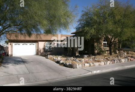 16. Dezember 2009 - Las Vegas, Nevada, USA - die Kaution für eine 37-jährige britische Motivationsrednerin wurde auf 2,26 Millionen US-Dollar festgesetzt, die angeklagt wurde, eine Frau aus Las Vegas geklopft und ihren abgetrennten Körper in einen Mülleimer gestopft zu haben. Michael Lane wird wegen Mordes und Raubüberfalls angeklagt, als der 44-jährige Ginger Candela starb. Die Polizei sagt, Candela wurde mit einer Pfanne getroffen und mit einem Stromkabel erwürgt, bevor ihr Körper in zwei Hälften geschnitten wurde, mit Bleiche übergossen und in einem Mülleimer in ihrer Garage zurückgelassen wurde, wo sie im November 30 gefunden wurde. Lane sagte der Polizei, dass die beiden in ihrem Schlafzimmer meditieren, als er beschloss, sie zu töten, laut der A Stockfoto