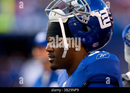22. November 2009: New York Giants Corner Aaron Ross (31) blickt mit seinem Helm auf, der während des Spiels zwischen den Atlanta Falcons und den New York Giants im Giants Stadium in East Rutherford, New Jersey, hochgezogen wurde. The Giants Beat Falcons in Overtime, 34-31.(Bild: © Chris Szagola/Cal Sport Media/ZUMApress.com) Stockfoto