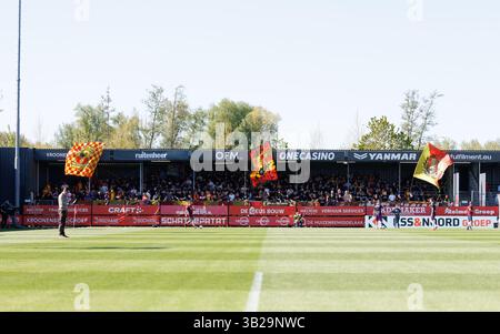 Almere, Niederlande. April 2025. ALMERE, 27.04.2025, Yanmar Stadium, Saison 2024/2025, niederländischer Eredivisie Football. Go Ahead Eagles Supporters vor dem Spiel Almere City – Go Ahead Eagles Credit: Pro Shots/Alamy Live News Stockfoto