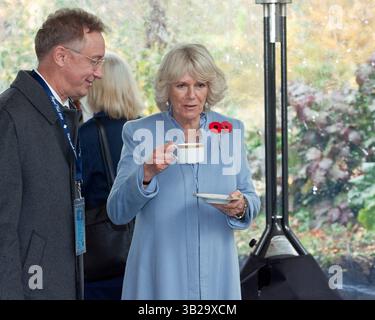 7. November 2009 – Vancouver, British Columbia, Kanada – PRINZ CHARLES' Frau CAMILLA PARKER BOWLES die Herzogin von Cornwall trinkt eine Tasse Tee, nachdem sie durch den VanDusen Botanical Garden in Vancouver gegangen ist. (Kreditbild: © Heinz Ruckemann/ZUMA Press) Stockfoto