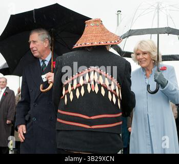 7. November 2009 – Vancouver, British Columbia, Kanada – der britische PRINZ CHARLES und seine Frau CAMILLA PARKER BOWLES, die Herzogin von Cornwall, treffen auf vier Host First Nations-Vertreter während ihres Rundgangs durch das Vancouver 2010 Olympic and Paralympic Village in Vancouver. (Kreditbild: © Heinz Ruckemann/ZUMA Press) Stockfoto