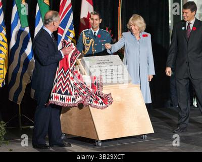 7. November 2009 – Vancouver, British Columbia, Kanada – ein Ehrengott und Vancouver Bürgermeister GREGOR ROBERTSON (R) beobachten, wie der britische PRINZ CHARLES und seine Frau CAMILLA PARKER BOWLES, die Herzogin von Cornwall, eine Gedenktafel im Salt Building auf dem Gelände des Vancouver 2010 Olympic and Paralympic Village in Vancouver enthüllen. (Kreditbild: © Heinz Ruckemann/ZUMA Press) Stockfoto