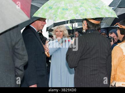 7. November 2009 – Vancouver, British Columbia, Kanada – der britische PRINZ CHARLES und seine Frau CAMILLA PARKER BOWLES, die Herzogin von Cornwall, treffen auf vier Host First Nations-Vertreter während ihres Rundgangs durch das Vancouver 2010 Olympic and Paralympic Village in Vancouver. (Kreditbild: © Heinz Ruckemann/ZUMA Press) Stockfoto