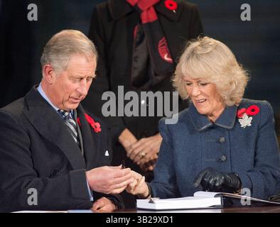 6. November 2009: Victoria, British Columbia, Kanada – der britische PRINZ CHARLES (L) und seine Frau CAMILLA PARKER BOWLES, die Herzogin von Cornwall, unterzeichnen das Distinguished Visitors Book in der Legislature in Victoria. (Kreditbild: © Heinz Ruckemann/ZUMA Press) Stockfoto