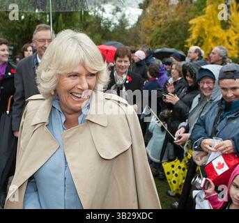 7. November 2009 – Vancouver, British Columbia, Kanada – Prinz Charles' Ehefrau CAMILLA PARKER BOWLES, die Herzogin von Cornwall, kommt bei einem Spaziergang durch den Botanischen Garten VanDusen in Vancouver zu einer Baumpflanzung und Gedenktafel. (Kreditbild: © Heinz Ruckemann/ZUMA Press) Stockfoto