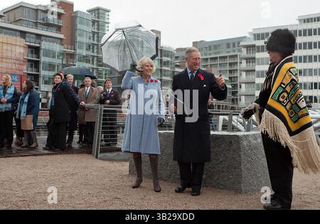 7. November 2009: Vancouver, British Columbia, Kanada – der britische PRINZ CHARLES und seine Frau CAMILLA PARKER BOWLES, die Herzogin von Cornwall, treffen auf den First Nations-Künstler WADE BAKER während ihres Spaziergangs durch das Vancouver 2010 Olympic and Paralympic Village in Vancouver. (Kreditbild: © Heinz Ruckemann/ZUMA Press) Stockfoto