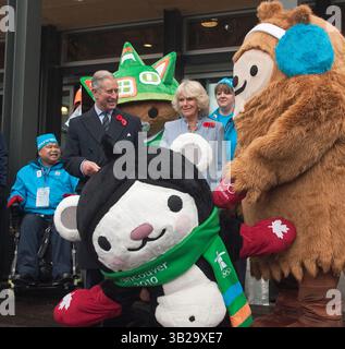 7. November 2009 - Vancouver, British Columbia, Kanada - der britische PRINZ CHARLES und seine Frau CAMILLA PARKER BOWLES, die Herzogin von Cornwall, treffen Athleten und Würdenträger auf olympische und paralympische Maskottchen MIGA (vorne), Quatchi (R) und Sumi vor dem SALT Building während ihres Spaziergangs durch das Vancouver 2010 Olympic and Paralympic Village in Vancouver. (Kreditbild: © Heinz Ruckemann/ZUMA Press) Stockfoto