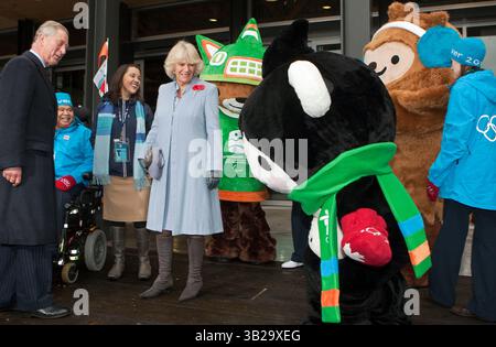 7. November 2009 - Vancouver, British Columbia, Kanada - der britische PRINZ CHARLES und seine Frau CAMILLA PARKER BOWLES, die Herzogin von Cornwall, treffen Athleten und Würdenträger auf olympische und paralympische Maskottchen MIGA (vorne), Quatchi (R) und Sumi vor dem SALT Building während ihres Spaziergangs durch das Vancouver 2010 Olympic and Paralympic Village in Vancouver. (Kreditbild: © Heinz Ruckemann/ZUMA Press) Stockfoto
