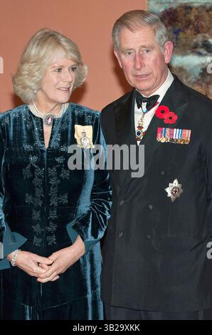 11. November 2009 – Ottawa, Ontario, Kanada – der britische PRINZ CHARLES und seine Frau CAMILLA PARKER BOWLES, die Herzogin von Cornwall, betreten den Empfangsraum der Rideau Hall am Gedenktag in Ottawa. (Kreditbild: © Heinz Ruckemann/ZUMA Press) Stockfoto