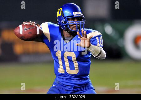 19. Dezember 2009 - Carson, CA, USA - 19. Dezember 2009 Carson, Kalifornien. Crenshaws Marquis Thompson #10 im Einsatz während des CIF State High School Football Open Division State Championship Spiels zwischen Concord de La Salle und Los Angeles Crenshaw im Home Depot Center in Carson, Kalifornien. Concord de La Salle besiegte Crenshaw, 28.-14. (Bild: © Josh Thompson/Cal Sport Media/ZUMApress.com) Stockfoto
