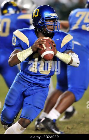 19. Dezember 2009 - Carson, CA, USA - 19. Dezember 2009 Carson, Kalifornien. Crenshaws Marquis Thompson #10 im Einsatz während des CIF State High School Football Open Division State Championship Spiels zwischen Concord de La Salle und Los Angeles Crenshaw im Home Depot Center in Carson, Kalifornien. Concord de La Salle besiegte Crenshaw, 28.-14. (Bild: © Josh Thompson/Cal Sport Media/ZUMApress.com) Stockfoto