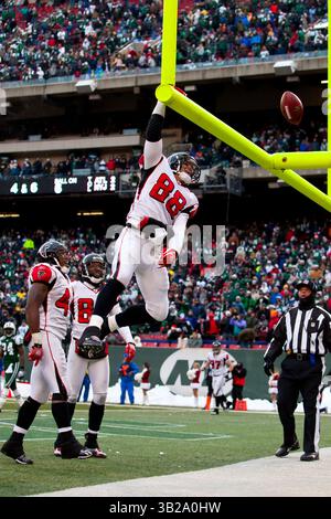 20. Dezember 2009 – East Rutherford, New Jersey, USA – 20. Dezember 2009: Atlanta Falcons Tight End Tony Gonzales (88) sprang auf den Ball über den Torposten, nachdem er den Touchdown mit 1:38 im Spiel zwischen den Atlanta Falcons und den New York Jets im Giants Stadium in East Rutherford, New Jersey erzielte. Die Falcons schlugen die Jets mit einem späten Touchdown-Pass, um zu gewinnen, 10:7. (Bild: © Chris Szagola/Cal Sport Media/ZUMApress.com) Stockfoto