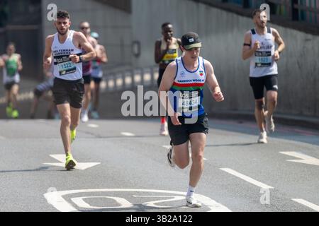 27/04/2025. London, UK Runner treten beim London Marathon an 2025 mehr als 45.000 Läufer gehen die 26,2 Meilen an und sammeln Millionen Pfund für wohltätige Zwecke. Foto: Ray Tang Stockfoto