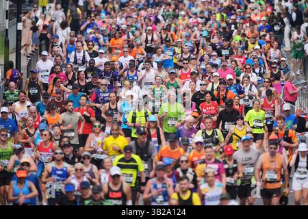 Teilnehmer am TCS London Marathon. Bilddatum: Sonntag, 27. April 2025. Stockfoto
