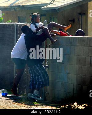 Casey Christie / Der Kalifornier. Die Nachbarn helfen sich gegenseitig über die Blockmauer, wo ein kleiner Pick-up neben dem Wohnhaus, in dem sie lebten, in Brand stand. Sie fanden, dass dies der schnellste und sicherste Weg war, um den Brand des Fahrzeugs zu vermeiden. Das war auf der N Street, in der Nähe der 7. Straße. Das Bakersfield Police Department reagierte sofort zusammen mit den Bakersfield Firefigters von Engine Co. #6, Brundage Lane und Union Avenue. Es gab keine offensichtlichen Bauschäden am Apartmentkomplex. (Bild: © The Bakersfield Californian/ZUMA Press) Stockfoto