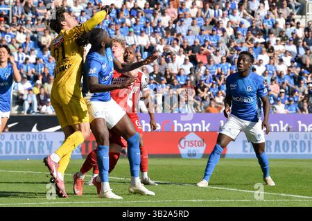 Genk, Belgien. April 2025. Antwerpener Torhüter Senne Lammens, Genks Tolu Toluwalase Arokodare und Antwerpener Semm werden während eines Fußballspiels zwischen KRC Genk und Royal Antwerp FC am Sonntag, den 27. April 2025, in Genk am 6. Tag (von 10) der Play-offs der Champions der ersten Liga der Jupiler Pro League 2024-2025 in der belgischen Meisterschaft gezeigt. BELGA FOTO JILL DELSAUX Credit: Belga News Agency/Alamy Live News Stockfoto