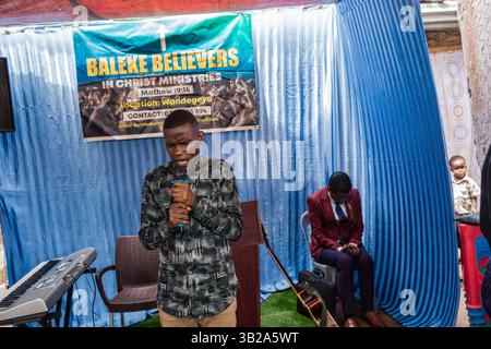 Religiöse Messe mit Pastor in Katanga Slum, Kampala, Uganda, Afrika Stockfoto